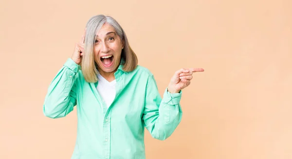 Coole Frau Mittleren Alters Die Lacht Glücklich Positiv Und Überrascht — Stockfoto