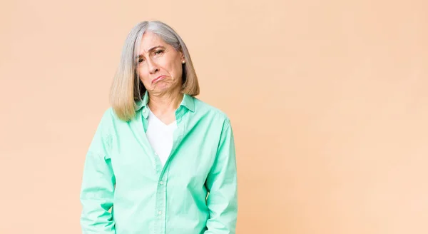 Mezza Età Donna Fredda Sensazione Triste Piagnucoloso Con Uno Sguardo — Foto Stock