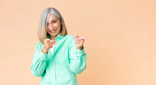 Mujer Guay Mediana Edad Sonriendo Con Una Actitud Positiva Exitosa —  Fotos de Stock