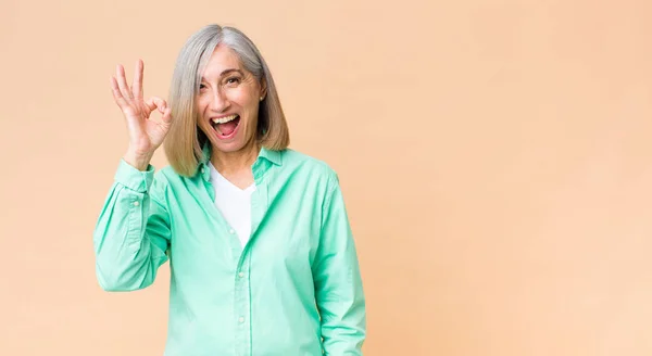 Mujer Fresca Mediana Edad Sintiéndose Exitosa Satisfecha Sonriendo Con Boca —  Fotos de Stock
