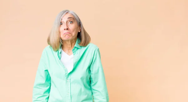 Coole Frau Mittleren Alters Mit Einem Dummen Verrückten Überraschten Gesichtsausdruck — Stockfoto