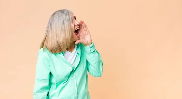 Mujer Guay Mediana Edad Gritando Fuerte Enojado Para Copiar Espacio — Foto de Stock