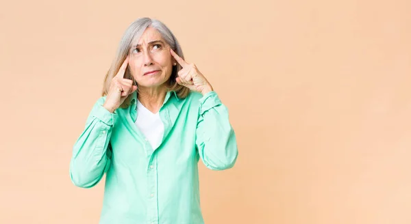 Middle Age Cool Woman Looking Concentrated Thinking Hard Idea Imagining — Stock Photo, Image
