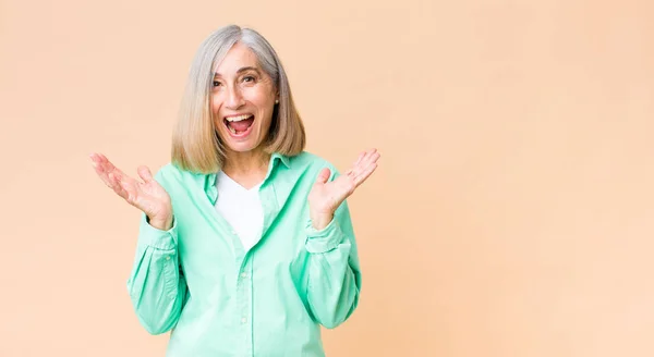 Mujer Fresca Mediana Edad Buscando Feliz Emocionado Sorprendido Con Una —  Fotos de Stock