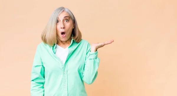 Coole Frau Mittleren Alters Die Überrascht Und Schockiert Aussieht Mit — Stockfoto