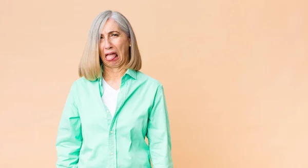 Mujer Fresca Mediana Edad Sintiéndose Disgustada Irritada Sacando Lengua Detestando —  Fotos de Stock