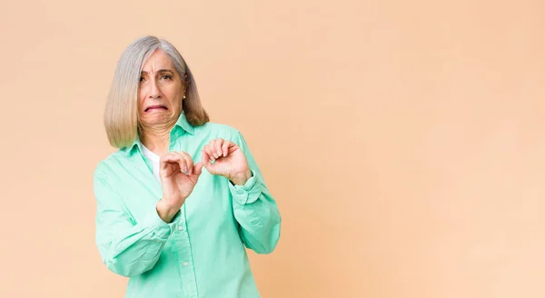 Coole Frau Mittleren Alters Die Sich Angewidert Und Ekelhaft Fühlt — Stockfoto