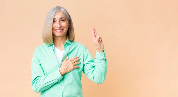 Mujer Guay Mediana Edad Buscando Feliz Seguro Digno Confianza Sonriendo — Foto de Stock