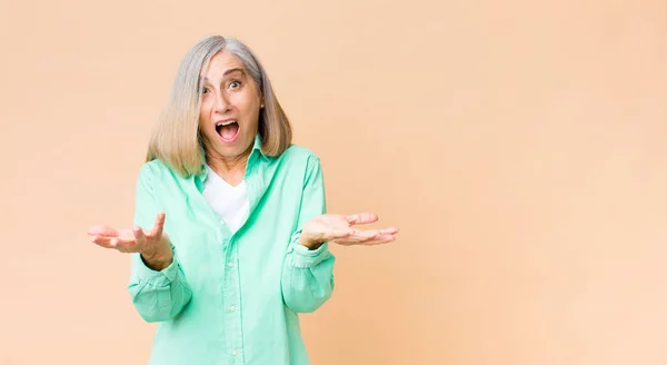 Coole Frau Mittleren Alters Extrem Schockiert Und Überrascht Ängstlich Und — Stockfoto