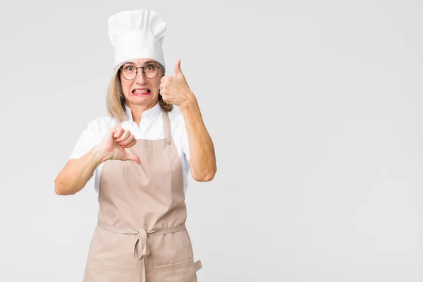 Bäckerfrau Mittleren Alters Fühlt Sich Verwirrt Ahnungslos Und Unsicher Und — Stockfoto
