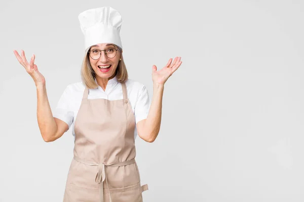 Bäckerin Mittleren Alters Fühlt Sich Glücklich Erstaunt Glücklich Und Überrascht — Stockfoto