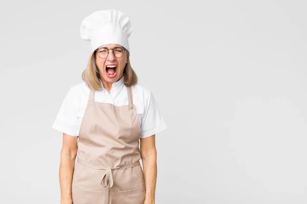 Orta Yaşlı Fırıncı Kadın Agresif Bir Şekilde Bağırıyor Kızgın Sinirli — Stok fotoğraf