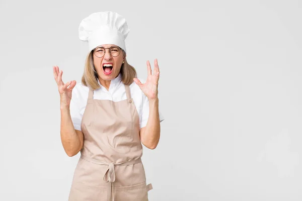 Kobieta Piekarz Średnim Wieku Wściekle Krzyczy Czuje Się Zestresowany Zdenerwowany — Zdjęcie stockowe