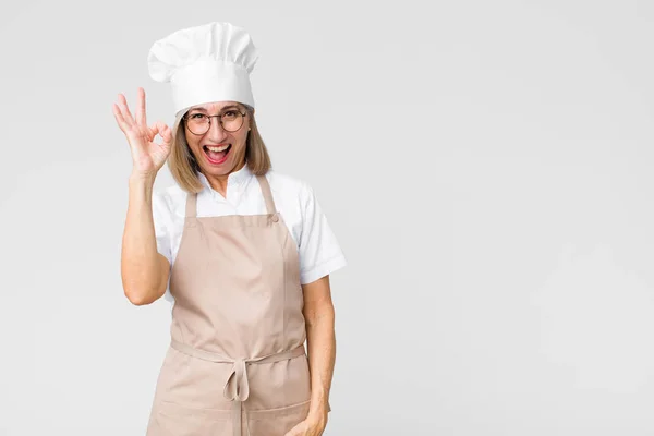 Mulher Padeiro Meia Idade Sentindo Bem Sucedido Satisfeito Sorrindo Com — Fotografia de Stock