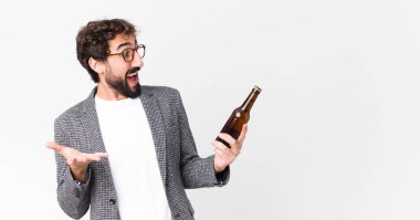 Genç çılgın sakallı iş adamı bira içiyor.