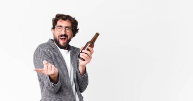 Genç çılgın sakallı iş adamı bira içiyor.