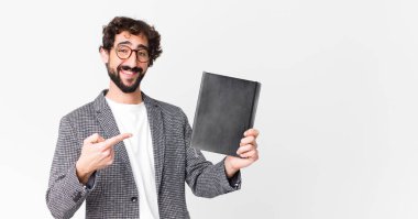 Genç, sakallı, defterli bir adam.