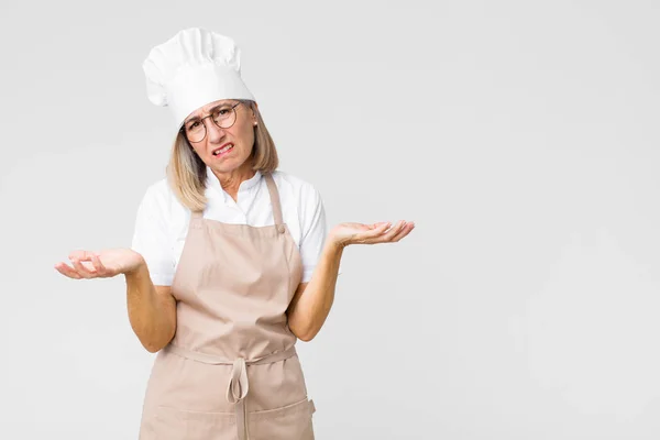 Bäckerfrau Mittleren Alters Fühlt Sich Ratlos Und Verwirrt Ist Sich — Stockfoto