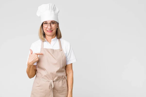 Bäckerfrau Mittleren Alters Sieht Stolz Selbstbewusst Und Glücklich Aus Lächelt — Stockfoto