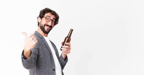 Jeune Homme Affaires Barbu Fou Prendre Une Bière — Photo