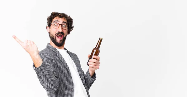 Genç Çılgın Sakallı Adamı Bira Içiyor — Stok fotoğraf