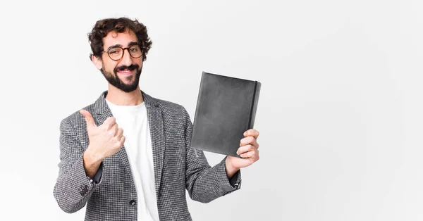 Junger Verrückter Bärtiger Mann Mit Notizbuch — Stockfoto