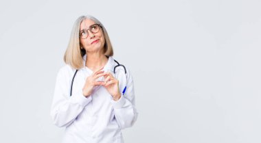 Orta yaşlı doktor kadın entrikalar ve komplolar kuruyor, hilekârlık ve aldatmaca düşünüyor, kurnazlık ve ihanet.