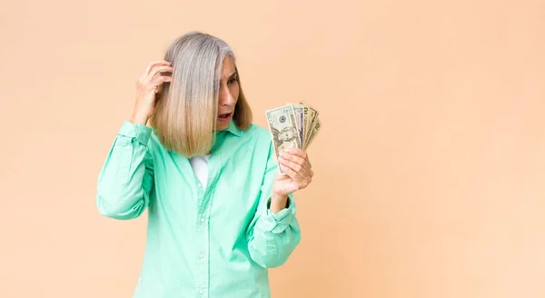 Mujer Bonita Mediana Edad Con Billetes Dólar Contra Pared Del — Foto de Stock