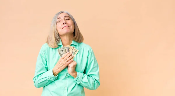 Mooie Vrouw Van Middelbare Leeftijd Met Dollarbiljetten Tegen Kopieerruimte Muur — Stockfoto