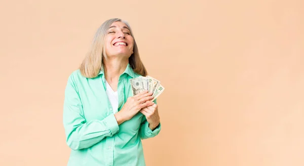 Mujer Bonita Mediana Edad Con Billetes Dólar Contra Pared Del — Foto de Stock