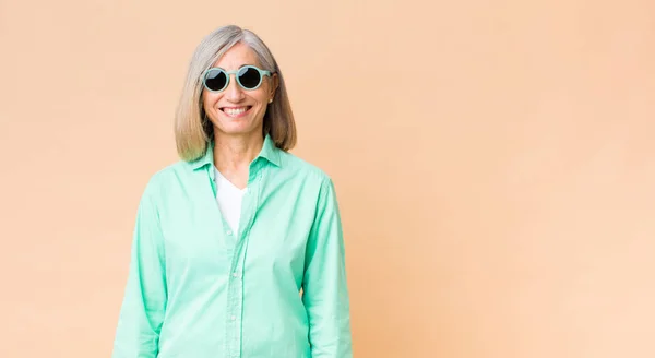 Hübsche Frau Mittleren Alters Mit Sonnenbrille Gegen Kopierraum Wand — Stockfoto