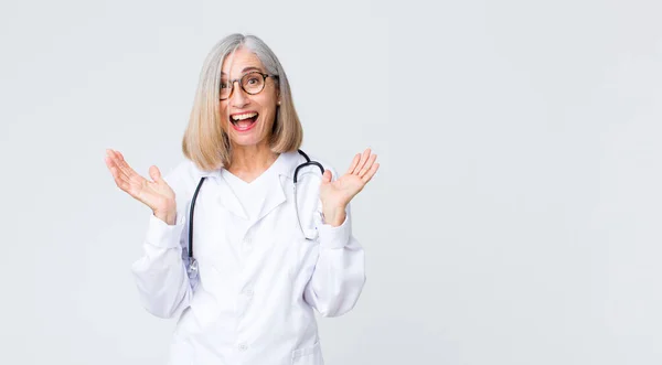 Lekarz Średnim Wieku Kobieta Wygląda Szczęśliwy Podekscytowany Wstrząśnięty Niespodziewaną Niespodzianką — Zdjęcie stockowe
