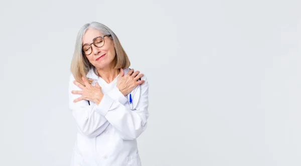 Mulher Médica Meia Idade Sentindo Amor Sorrindo Abraçando Abraçando Ficar — Fotografia de Stock