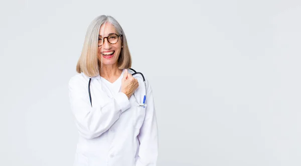 Vrouw Van Middelbare Leeftijd Die Zich Gelukkig Positief Succesvol Voelt — Stockfoto