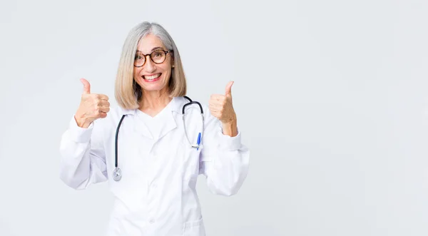 Medico Mezza Età Donna Sorridente Ampiamente Cercando Felice Positivo Fiducioso — Foto Stock