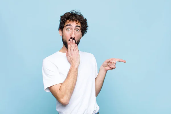 Junger Verrückter Bärtiger Mann Der Sich Glücklich Schockiert Und Überrascht — Stockfoto