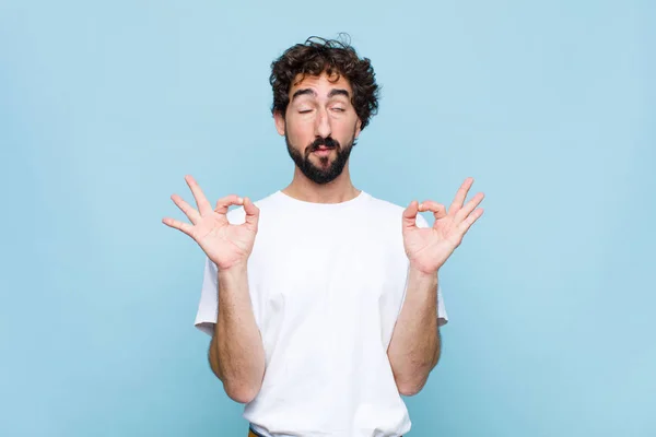 Junger Verrückter Bärtiger Mann Der Konzentriert Und Meditierend Wirkt Sich — Stockfoto