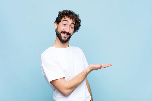 Ung Galen Skäggig Man Ler Glatt Känner Sig Glad Och — Stockfoto