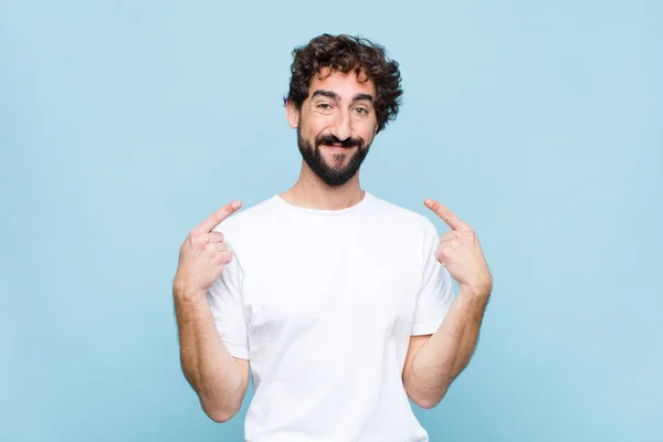 Νεαρός Τρελός Γενειοφόρος Άντρας Χαμογελά Αυτοπεποίθηση Δείχνοντας Δικό Του Πλατύ — Φωτογραφία Αρχείου