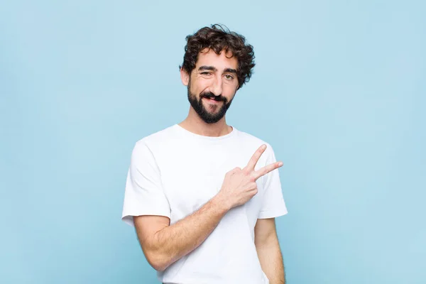 Jovem Louco Barbudo Homem Sentindo Feliz Positivo Bem Sucedido Com — Fotografia de Stock