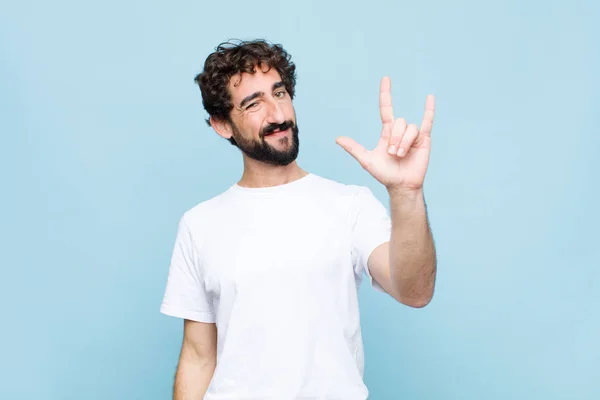 Joven Barbudo Loco Sintiéndose Feliz Divertido Seguro Positivo Rebelde Haciendo —  Fotos de Stock