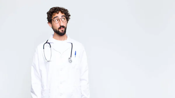 Ung Läkare Man Med Orolig Förvirrad Aningslös Uttryck Tittar Upp — Stockfoto