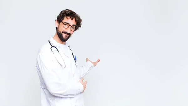 Genç Doktor Kendini Mutlu Neşeli Hissediyor Gülümsüyor Sizi Selamlıyor Fotokopi — Stok fotoğraf