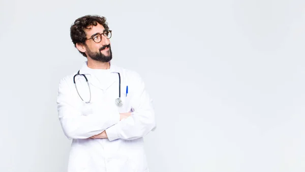 Jovem Médico Homem Sentindo Feliz Orgulhoso Esperançoso Perguntando Pensando Olhando — Fotografia de Stock