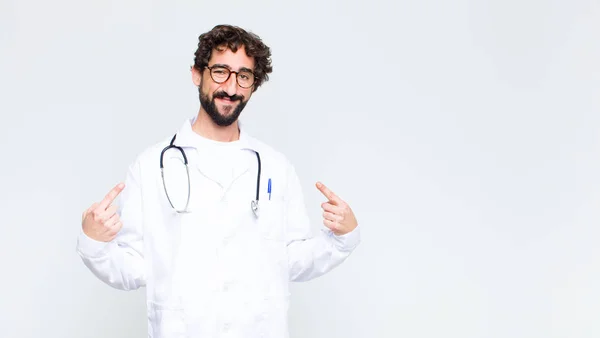 Jovem Médico Homem Olhando Orgulhoso Arrogante Feliz Surpreso Satisfeito Apontando — Fotografia de Stock