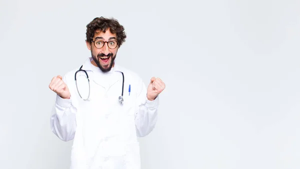 Genç Doktor Şok Olmuş Heyecanlı Mutlu Hissediyor Gülüyor Başarıyı Kutluyor — Stok fotoğraf