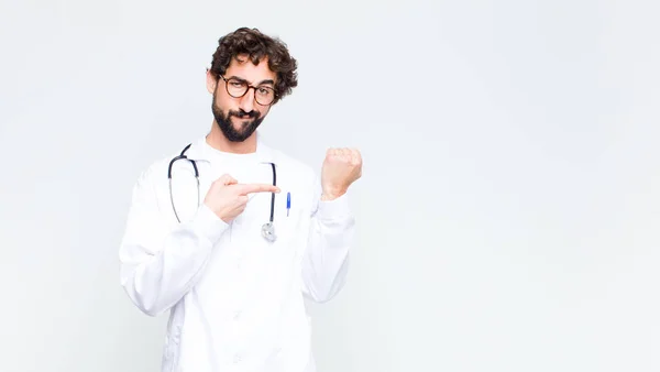 Joven Médico Mirando Impaciente Enojado Señalando Guardia Pidiendo Puntualidad Quiere — Foto de Stock