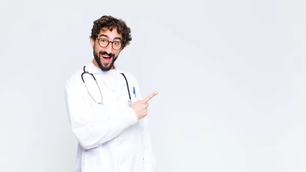 Joven Doctor Hombre Mirando Emocionado Sorprendido Señalando Hacia Lado Hacia — Foto de Stock