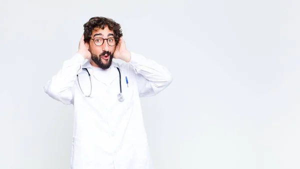 Joven Doctor Mirando Emocionado Sorprendido Con Boca Abierta Con Ambas — Foto de Stock