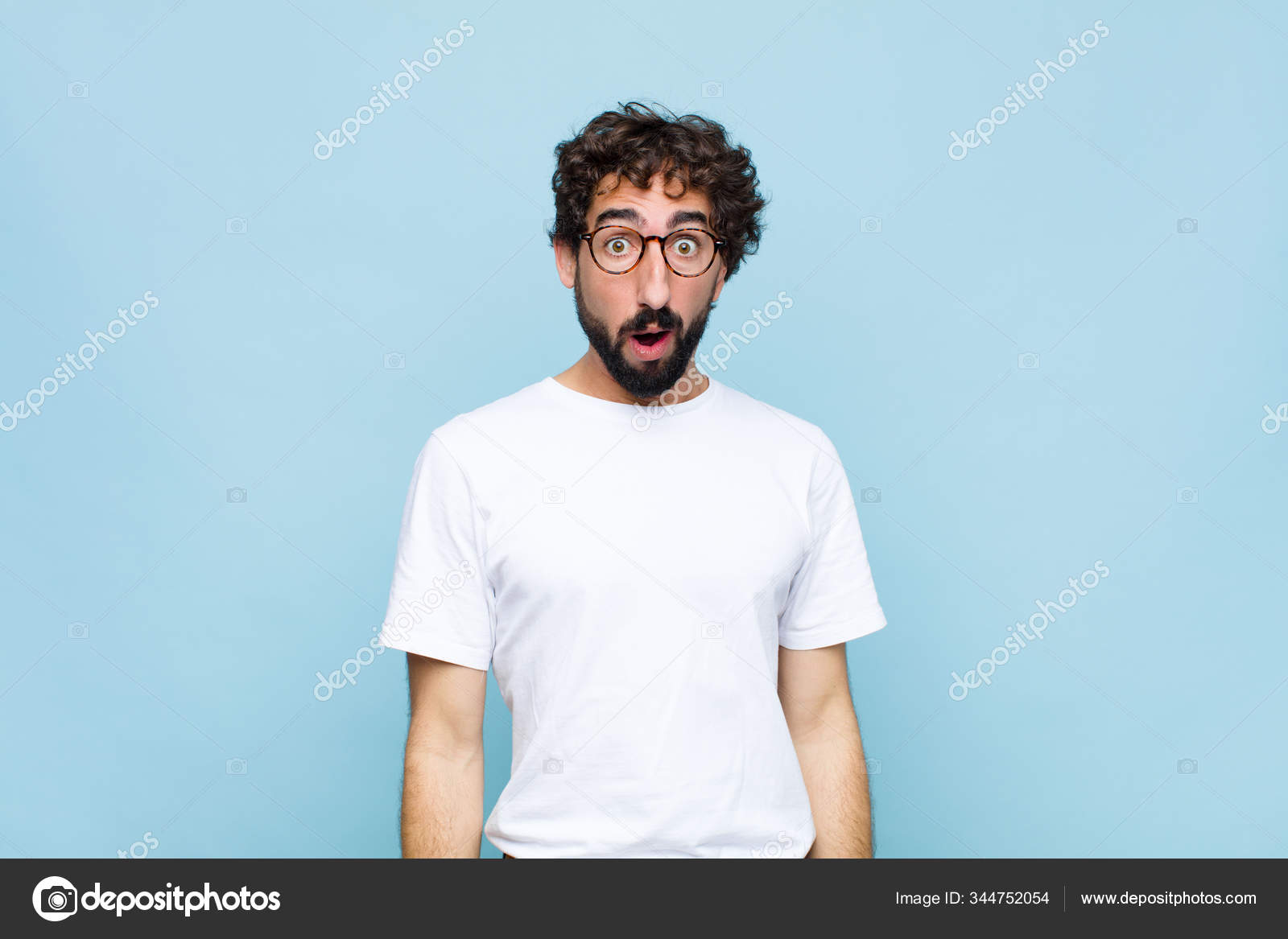 Молодой Бородатый Мужчина Очках Фоне Синей Стены стоковое фото ©kues 344752054
